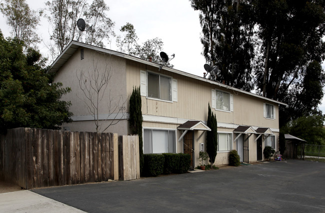 1035-1037 W Lincoln Ave in Escondido, CA - Foto de edificio - Building Photo