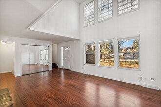 1200 S Monaco Street Pky in Denver, CO - Foto de edificio - Building Photo