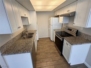 617 Pepper Tree Cir in Henderson, NV - Building Photo - Building Photo