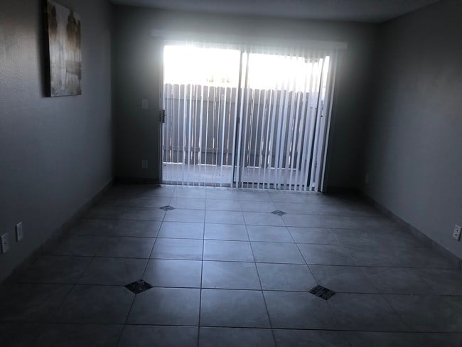 12711 Branford St, Unit 101F in Los Angeles, CA - Foto de edificio - Building Photo