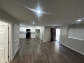 16019 Victory Blvd, Unit 1 Apartamentos