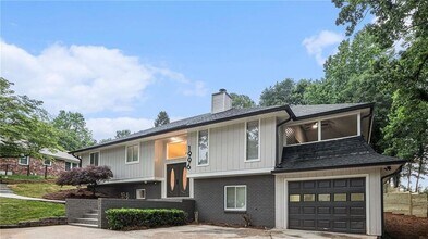 1996 Briarwood Dr in Gainesville, GA - Foto de edificio - Building Photo