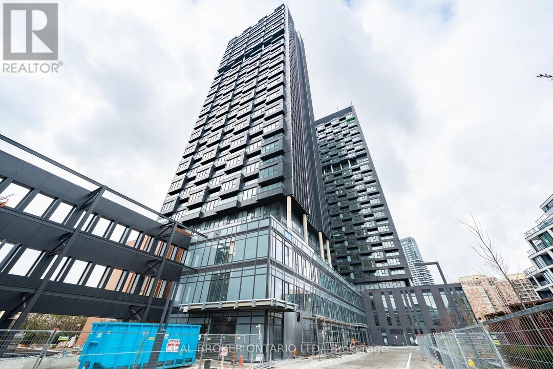 1 Quarrington Ln in North York, ON - Building Photo