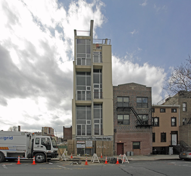 1056 Bedford Ave in Brooklyn, NY - Foto de edificio - Building Photo