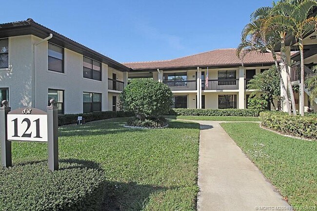 121 SW South River Dr in Stuart, FL - Building Photo - Building Photo
