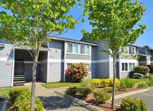 Brookwood Apartments in Hillsboro, OR - Foto de edificio - Building Photo