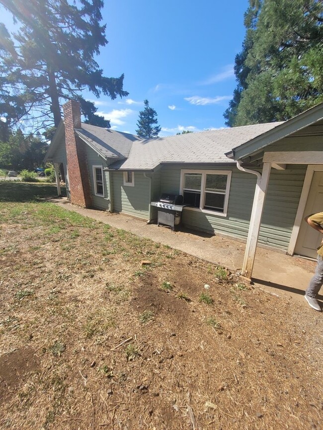 908 S Cedar St in Drain, OR - Building Photo - Building Photo