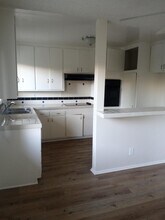 11725 Gilmore St, Unit 4 in Los Angeles, CA - Building Photo - Building Photo