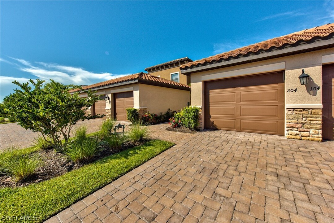 9377 Pocida Ct in Naples, FL - Building Photo