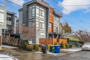2048 NW 64th St in Seattle, WA - Building Photo