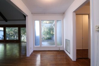 914 Crestwood Ln in Chapel Hill, NC - Building Photo - Building Photo