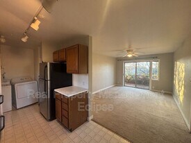 6805 103rd Ave NE in Kirkland, WA - Building Photo