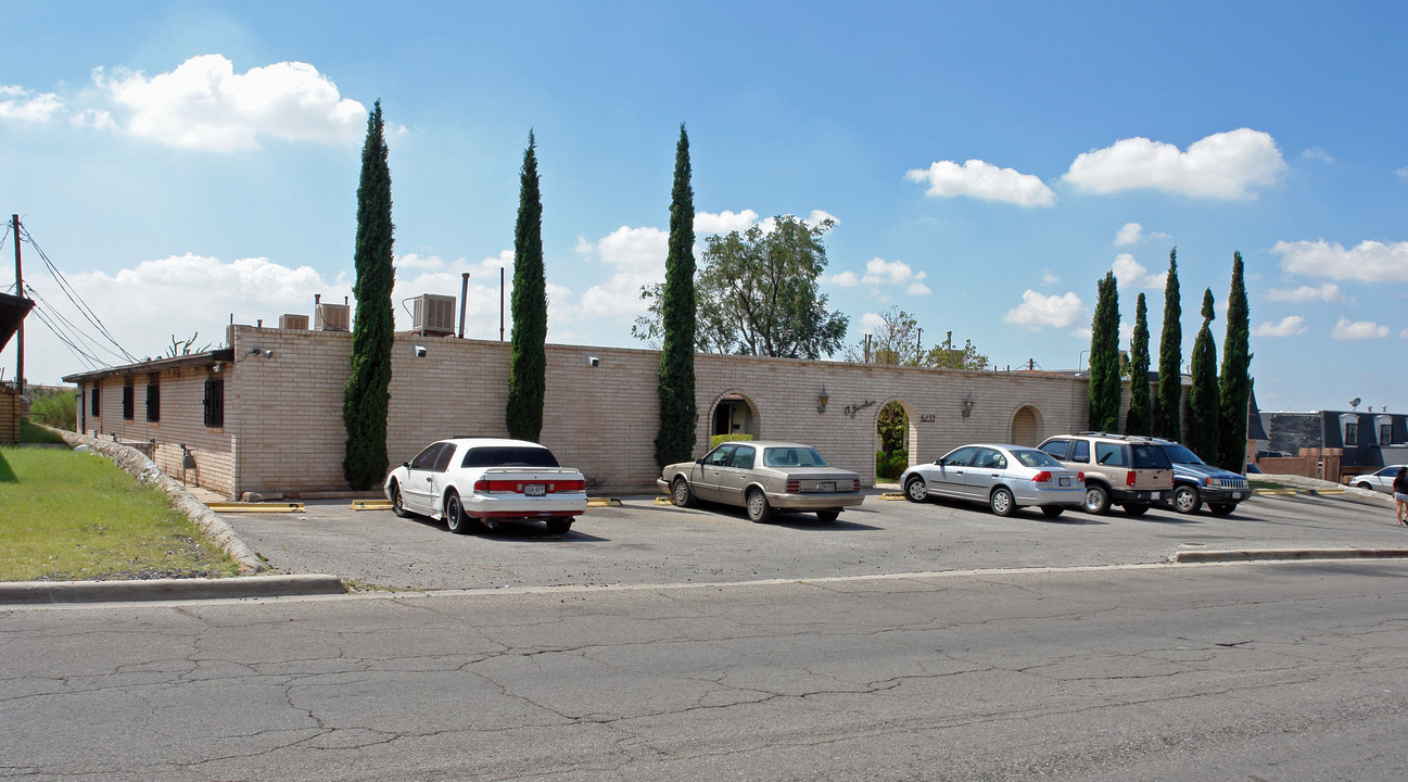 5237 Carousel Dr in El Paso, TX - Building Photo