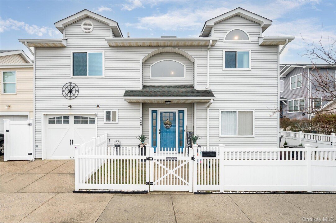 720 W Park Ave in Long Beach, NY - Building Photo
