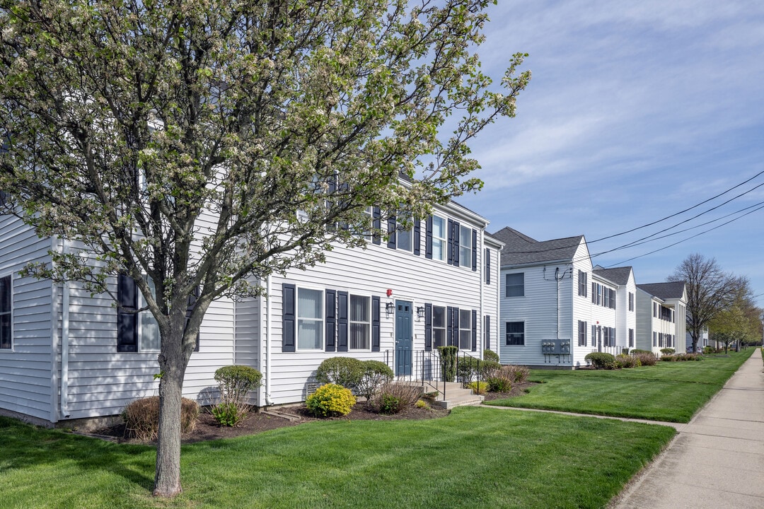 Newport Landings Apartment Community in Middletown, RI - Foto de edificio