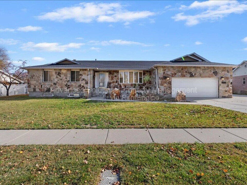 6837 Creekcove Way in Midvale, UT - Foto de edificio