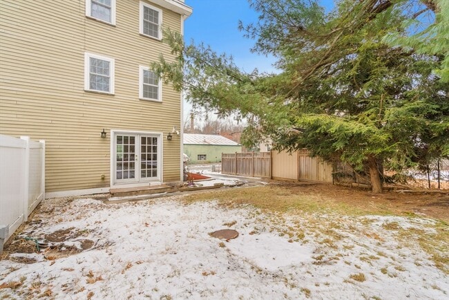 35 Water St in Concord, MA - Foto de edificio - Building Photo