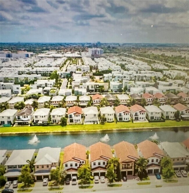 10464 NW 70th Ln in Doral, FL - Building Photo - Building Photo