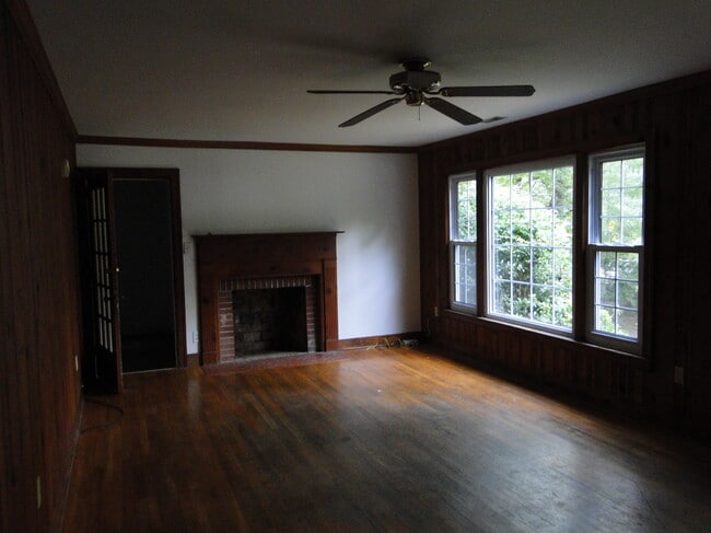106 Pine St in Carrboro, NC - Foto de edificio - Building Photo