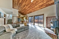 2211 Lupine Trail in South Lake Tahoe, CA - Foto de edificio - Building Photo