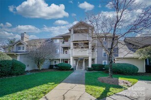 2524 Stradbrook Dr in Charlotte, NC - Building Photo