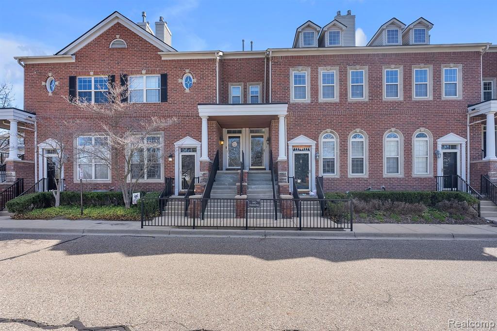 16822 Farmington Rd in Livonia, MI - Foto de edificio
