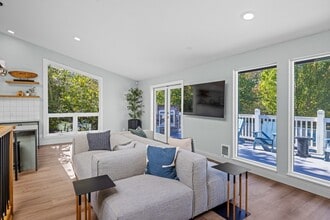 2000 Lake Washington Apartments in Renton, WA - Building Photo - Building Photo