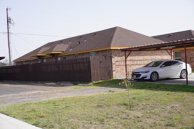 706 Thompson Rd, Unit 2 in Mission, TX - Foto de edificio - Building Photo