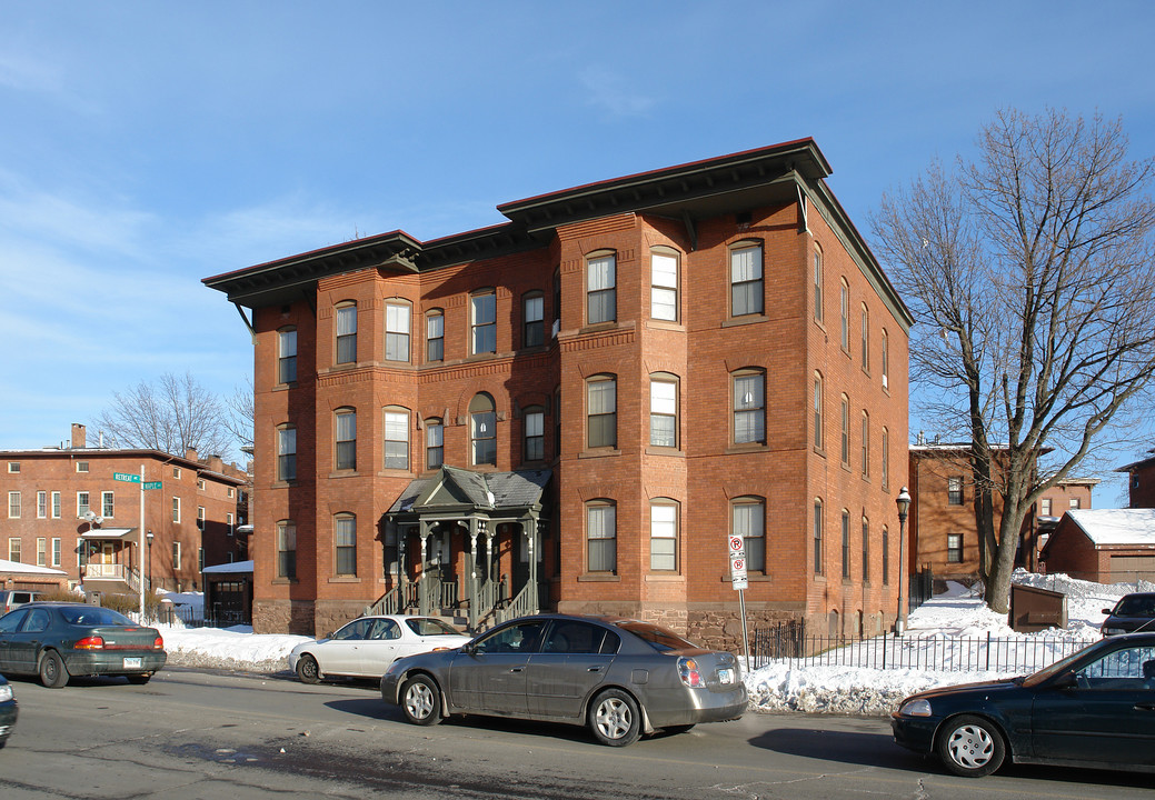 54-58 Maple Ave in Hartford, CT - Building Photo