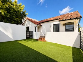 818 N Genesee Ave in Los Angeles, CA - Building Photo