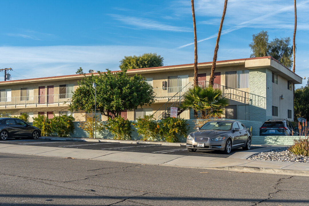 100 W Via Olivera in Palm Springs, CA - Building Photo