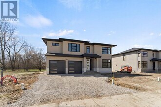 2556 Mayfair South Ave in Lasalle, ON - Building Photo - Building Photo
