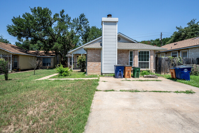 9626 Sugar Hill Dr in Austin, TX - Foto de edificio - Building Photo