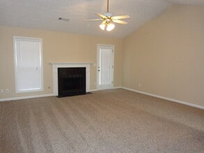 7102 Independence Dr in Flowery Branch, GA - Foto de edificio - Building Photo