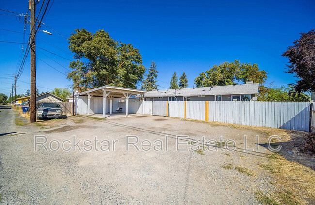 704 E Bridgeport Ave in Spokane, WA - Foto de edificio - Building Photo