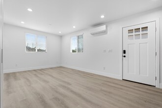 232 N Hollywood Way in Burbank, CA - Foto de edificio - Building Photo