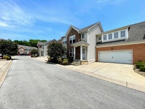 405 Clare Ln in Louisville, KY - Building Photo - Building Photo