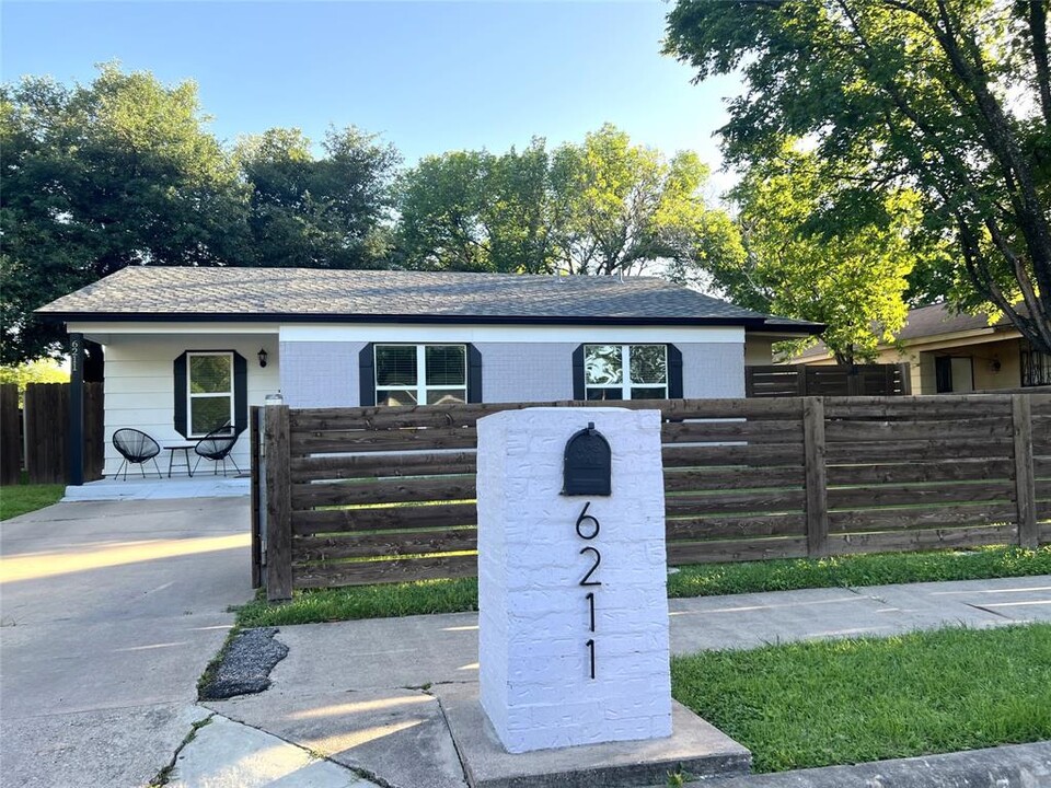 6211 Palm Cir in Austin, TX - Building Photo