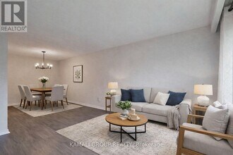 140 Cherrywood Dr in Newmarket, ON - Building Photo - Building Photo