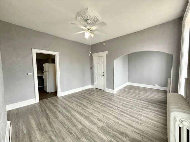 4 Riverside Ave, Unit 2 in Rensselaer, NY - Foto de edificio - Building Photo