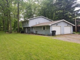 1117 Rosewood Dr NE in Warren, OH - Building Photo