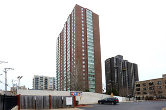 Eastwood Towers in Chicago, IL - Building Photo - Building Photo