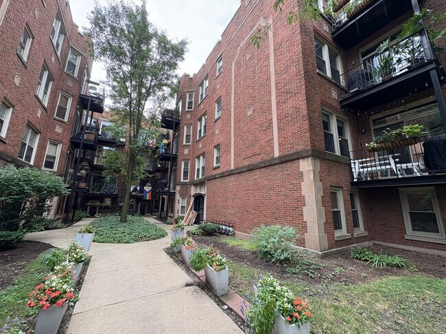 property at 1649 W Pratt Blvd