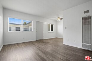 115 N Oak St in Inglewood, CA - Building Photo