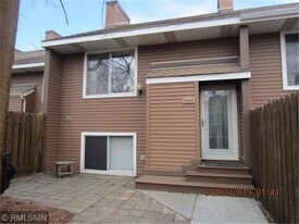 2323 W Territorial Rd in St. Paul, MN - Building Photo