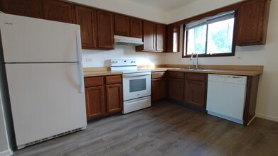 1215 Whispering Hills Ct, Unit 3B in Naperville, IL - Building Photo - Building Photo
