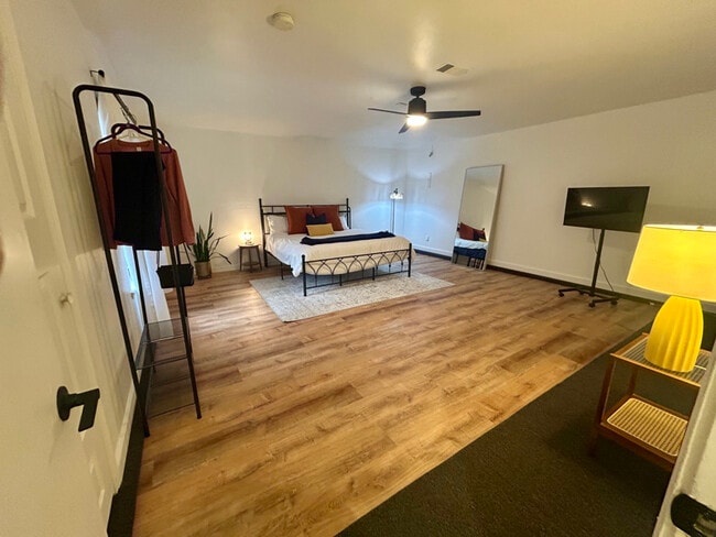 2002 Oak Creek Ct in Garland, TX - Foto de edificio - Building Photo