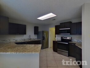 4827 Fern Lake in San Antonio, TX - Foto de edificio - Building Photo