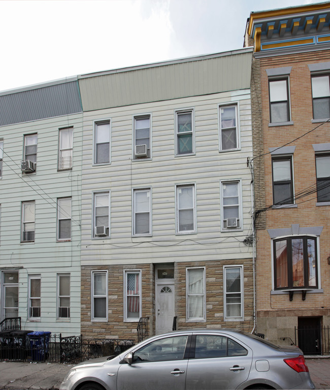 247 New York Ave in Jersey City, NJ - Foto de edificio - Building Photo