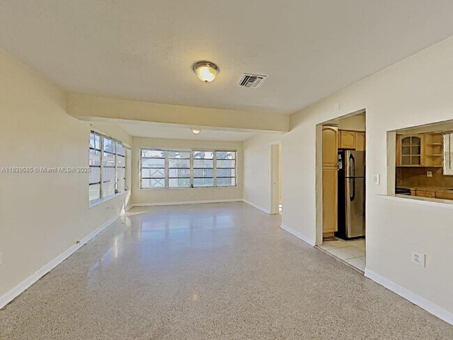 8570 NW 11th St in Pembroke Pines, FL - Building Photo - Building Photo